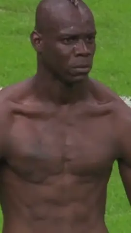 8 yıl önce bugün, Mario Balotelli ikonik gol sevincini yaptı 🔥 #demarke #futbol #tarih #italya #balotelli