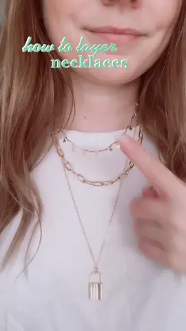 How to layer gold necklaces 🤍 #styletips #jewelryhack #goldjewelry #goldbecklaces #layernecklaces #howtolayernecklaces