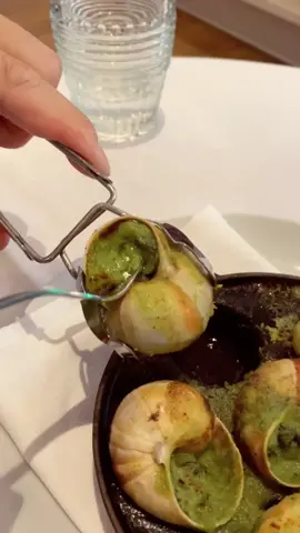 How to eat escargot ! #escargot #omg #satisfying ￼