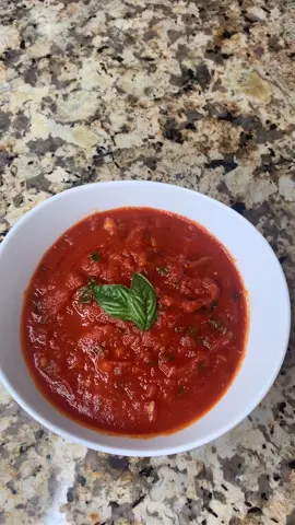 Homemade pizza sauce for the #ooni #howtocook #quickrecipes #pizza #sauce #minitutorials #howto #cook #tomatoes #basil #fresh #fyp #foryou #foryoupage