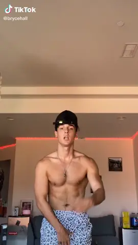 addison has black hair 🥺 bryce ur gf rlly be looking diff here peep the pic in the back 😂of braddison #braddison #foryoupage
