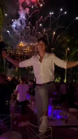 Who else can’t wait for 2020 to be finally over?🙋‍♂️🥳 #newyear #2020 #party #fireworks #foryoupage #foryou #fyp #foru #viral #goodtimes #bahamas