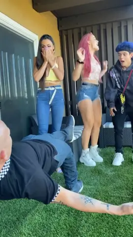 THE INVISIBLE CHAIR PRANK ON @dakotaolave @ariellyndsey @realshannonbaker @twintertainmenttv 😱#invisiblechair #tiktokpranks #shook #themagiccrasher