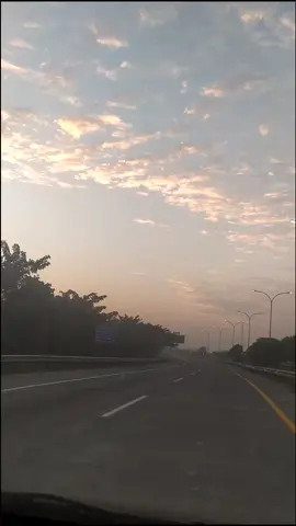 Tak bisa 'ku tahan laju anginUntuk semua kenangan yang berlaluHembuskan sepi, merobek hati. Meski raga ini 'tak lagi milikmu