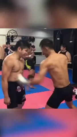 He wins the #bodyshotchallenge (taiki.saito/IG) #mma #boxing #LaceEmUp #abworkout #bodyshot