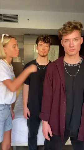 Nur Zwillinge verstehen es. 😂 @lisaandlena @roman  #fyp #foryou #fürdich  #4u #zwillinge #twins