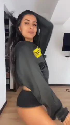 Mientras se me seca el cabello 😝 #singapurchallenge #singapur #dance #sexydance #feature #featureme #destacame #fyp #fypage #viral #tiktokcolombia