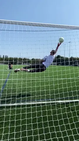 Shot stopping with the ball launcher 🔥 @1ynxgk @gymshark #goalkeeper #goalkeepertraining #satisfying #foryou #foryoupage #follow #like