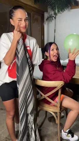 Enseñándole a Ely los detrás de cámaras 🎥 ¿Ya vieron el resultado en su cuenta? @elyblancarte 😱🎈 #tutorial #behindthescenes