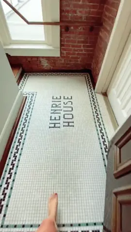 Couldn’t fit in all of downstairs 💁🏼‍♀️ Follow to see the rest 💕 #henriehouse #nashville #oldmansion #fyp #housetour