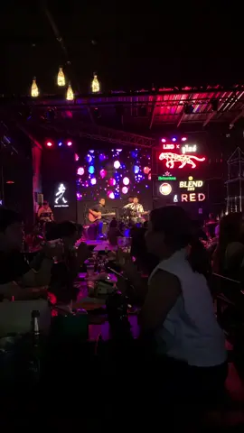 ในร้านเหล้า เพลงเศร้า เพลงไหนก็เพราะไปหมด 🖤