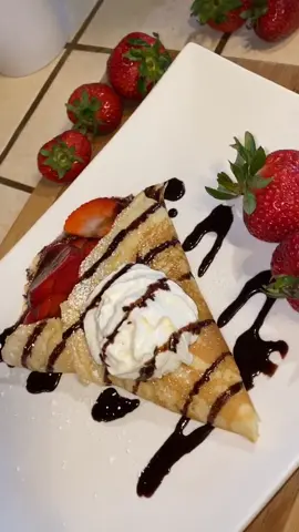 CREPAS DE FRESA 🍓 Y NUTELLA 🍫 Mmm! Receta a detalle en mi canal! Instagram @Cocinando Con Faby #TikTokRecipe #TheWeekndEXP #crepes #fyp#4u #nutella