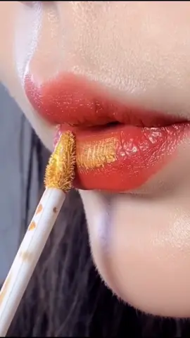 Every girl must have a golden lipstick!😘😘