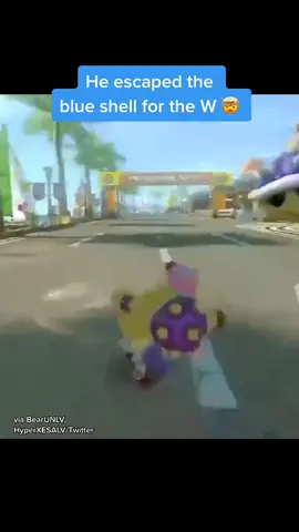 Big brain Mario Kart plays 🧠 (via BearUNLV, HyperXESALV/Twitter)
