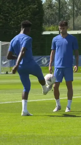🔥 Pulisic v Hudson-Odoi... Who’s got the better skills? #freestylefootball #cfc #chelseafc #pulisic #captainamerica #cp22 #hudsonodoi #freestyle