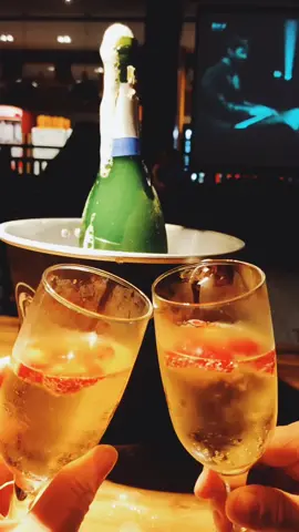3 anos! #beber #champagne #noite #barzinho #casal #nostalgia