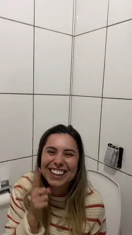Mais alguém que senta no vaso pra mexer no celular? MEREÇO #foryou #page #viral #humor #pararir