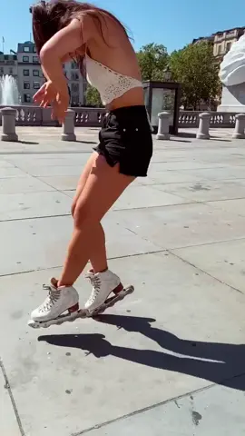 Shoutout to @danielslinden for filming ☺️ #billieeilishh #rollerskating #figureskating #relaxing #inlinefigureskating #skating #skater #rollerblading