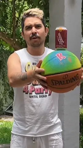 Reto de Tiktok... NO LO HAGAN EN CASA. Perdón mi amor @cellegrini_oficial Like si hago más retos así 😂 #SoyBanaz #Challenge #basketball #Bangrini