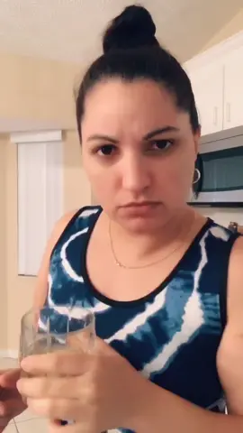 Dicen que el alcohol mata las neuronas.😁 #cubanosentiktok #cubanosporelmundo #lachona #humor #Snapshot #comedia #fyp #latina #parati #pepillasteam