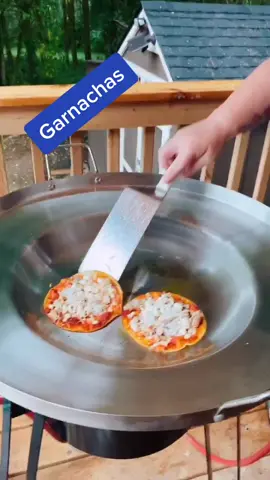 Doña abril cosinando en un día lluvioso , la receta la va a compartir @april.garciam en su perfil #mexicafood #garnachas #whitewife#pnw#homemadefood