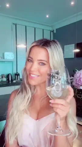 Cheers to the weekend!🥂 #foryou #foryoupage #fürdich #claudiaobert