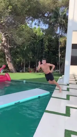 Whose trick was better? @katiessigmond @casiusdean @clairerosinkranz #backyardboy
