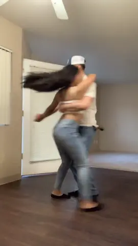 Quien nos quiere hacer un mix para que bailemos? 🤠 #fyp #foryou #foryoupage #mexicantiktok #baile #parati #oregon #casa #novia #challenge