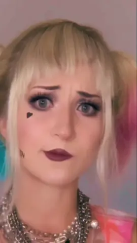 a chaotic blooper in which I don’t know the words and the effect keeps glitching 🤪 #harleyquinn #dc