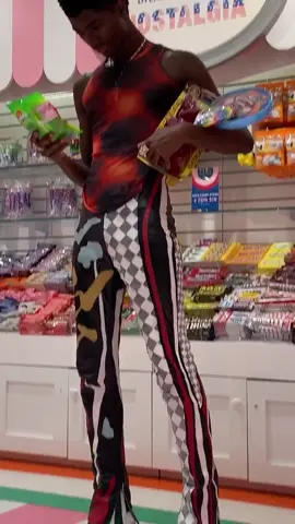 #TodayILearned that no matter how many oompa loompas make the chocolate, there’s only one Willy Wonka. 🍫 What’s y’all fav candy?  #outfit #fashion