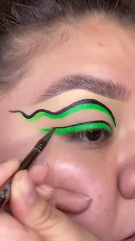 🐍✨ #greengraphicliner #rinestones #spackle #WelcomeWeek #fypシ #foryoupage #makeupartist #makeuptutorial #makeup #xyzbca