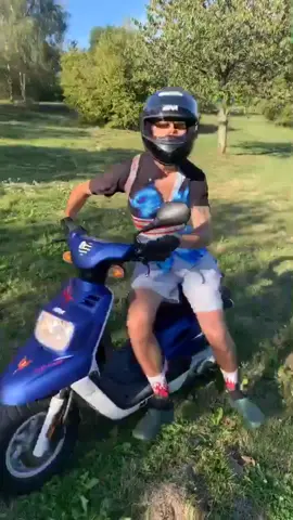 Djeyson fait des figures en scooter | avec @rom1eo7 #humour #beauf #figure #foryou #pourtoi