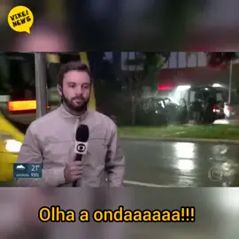 Quem já levou um banho desses na calçada levanta a mão aí!! 🙋 #vidadereporter #reportersofre #quemnunca