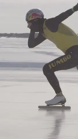 and that's on skating at 93km/h 🏃‍♂️ 💨 w/ Kjeld Nuis 👏 #redbull #givesyouwings #speedskating