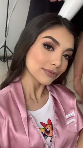Blanchelle narra mi video de maquillaje y peinado de mi boda. El final es lo mejor.❤️ Gracias a @jorgesinmadre por mi arreglo completo para este día😍