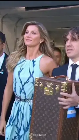 @gisele & Carles Puyol levam taça no final da Copa do Mundo no Maracanã, 2014. 🇧🇷 #giselebündchen #louisvuitton #fyp #fy