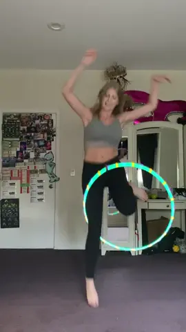 Happy 7 year hoopiversary to meee ⭕️⭕️ #hulahooping #hulahoop #reflectivehoop #hoopiversary