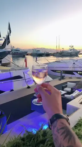 LATE NIGHT 🛥🥂 #Cannes #yacht #yachting #yachtinglife #yachtielife #yachtlife #luxurylife #goodlife #cannes2020 #aixrose #sunseekeryacht #fyp