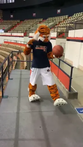 What happens when you hangout with @auntiechantel #cash #kakaah #wareagle