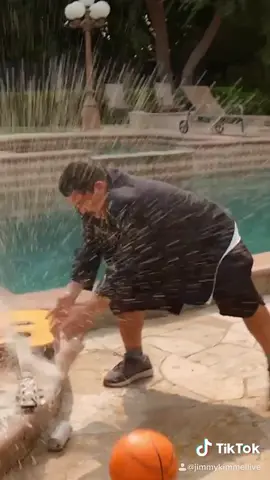 #guillermo tries the #beersketballchallenge with @bradpaisley! #beersketball #noiinbeer