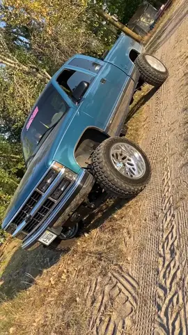 I can’t help myself 😰 #k1500 #obs #fyp #liftedtrucks #obschevy #97chevy #nature #background #Outdoors #showtruck #nebraska peep the tan😝