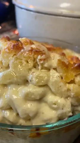 No fuss baked mac & cheese. Recipe at the link in my bio.