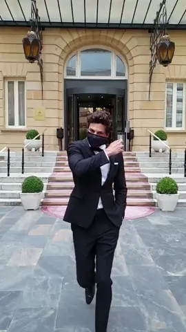Las mascarillas no están tan mal.. 😌 #SSIFF68 #redcarpet #tuxedo #smoking