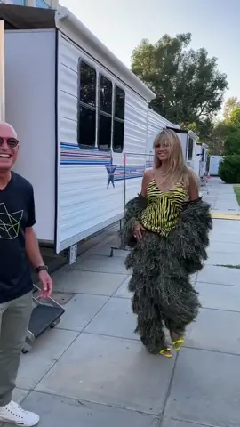 Only she could make being dressed like a tree look good hahaha @heidiklum @officialhowiemandel @agt