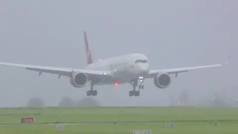 Making this sound work for a plane like... #avgeek #aviation #manchesterairport #airplane #flying #marrymejulietcahallenge #challenge #a350 #fyp