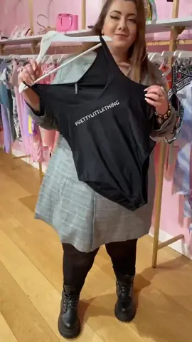 J’ai pu visiter le showroom @prettylittlething à Paris et prendre ce que je veux 😲 #plussize #showroom #paris #plt #curvygirl #unicorn #ronde