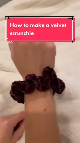 Are you a 90s kid too? 💁🏻‍♀️🧶 #velvetscrunchies #crochetscrunchies #crochetpattern #diycrafts #crochetersoftiktok #imadethis