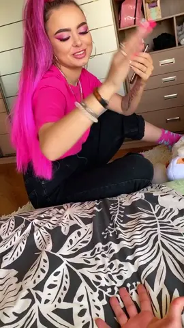 Попробуйте сделать это со своей девушкой😂