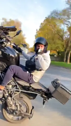 Mais qui va se ramener à la fête 🥳 🎉 ￼ #crossbibi #bikelover #bikelife #bikeur #moto #bmw #bmwmotorsport #bmwmotorrad #Paris #france @uziofficiel