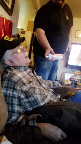 #familypranks #sleepygrandpa #whipcream #funny #jokes #familygettogether #ineedmore #wakeup #fyp #lmfao #brother #grandpa #sleepyhead #🤣